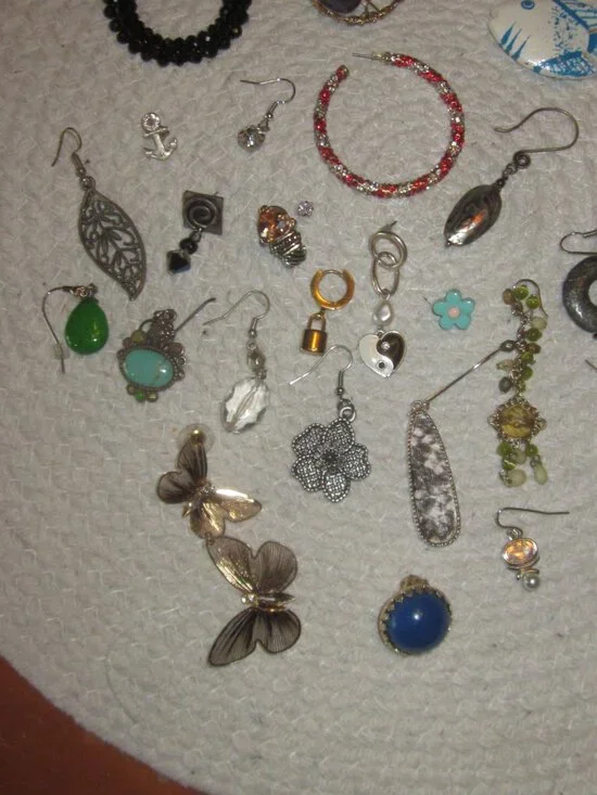 Craft Jewelry Single Earrings Bundle - Picture 5 of 5